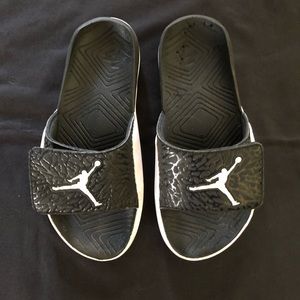 Jordan black & white slides size 5Y